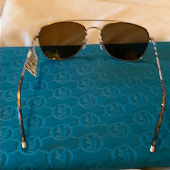 New BURBERRY - Picture 3 of 7